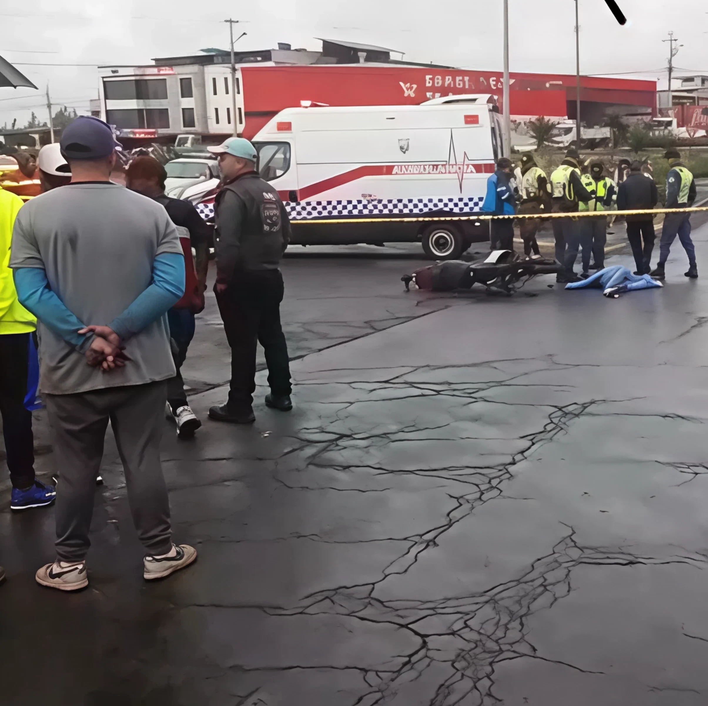 Hombre muere tras impacto con un camión en Ambato.