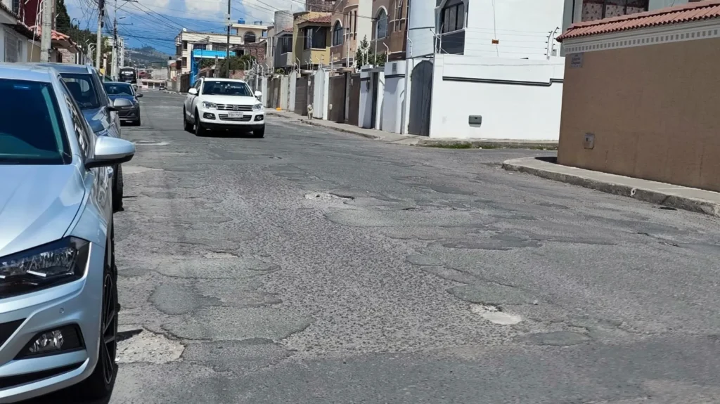 Huecos en calles dañan a carros ¿Cómo reclamar al municipio?