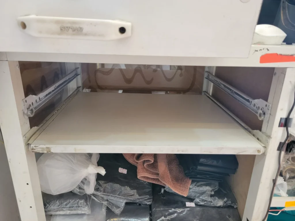 Los alevosos delincuentes se sacaron la caja y clasificaron hasta las monedas, desechando los centavos