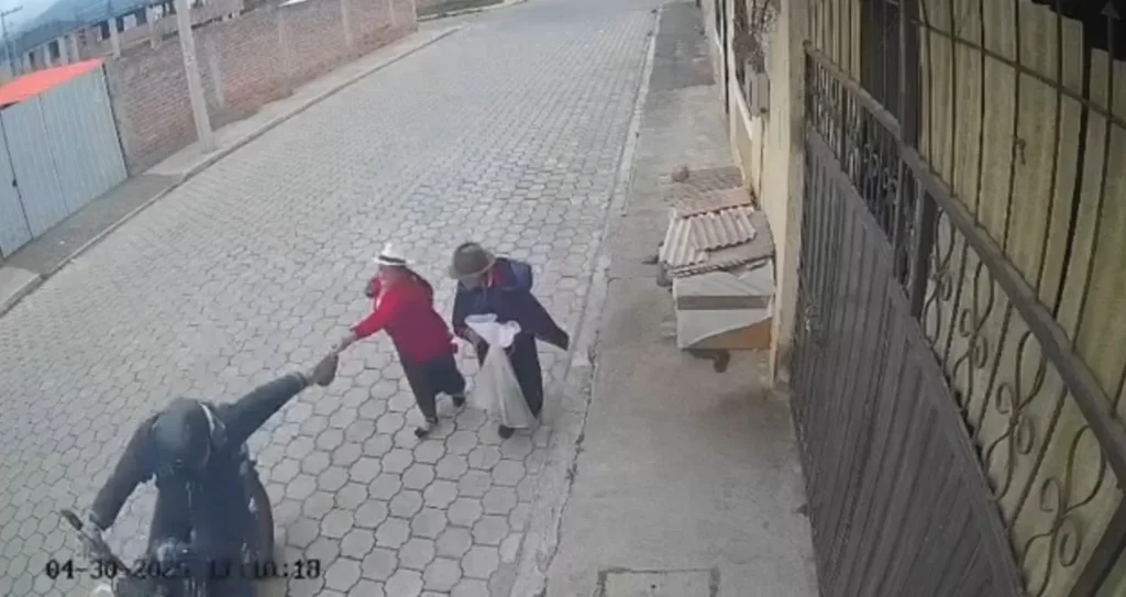 Un hombre en moto robó a 2 mujeres indígenas en Riobamba. Las ve desde la esquina, las sigue y arrancha la cartera en cuestión de segundos