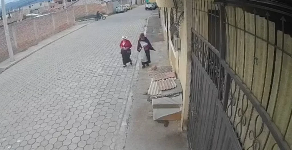Una vez ubicada su presa, el ‘ave de rapiña’ se lanza por el botín, penosamente efectivo para la víctima. Al fondo se lo ve en la moto