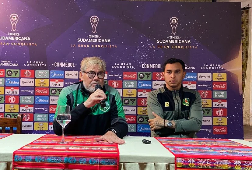 Gustavo Bobadilla, asistente técnico de Mushuc Runa y Bruno Miranda, delantero del club.