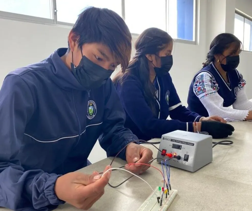 Uso de mascarillas es obligatorio para estudiantes en Ecuador
