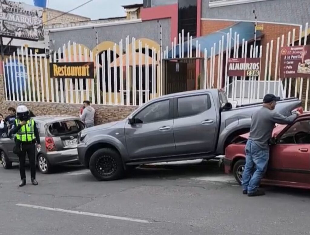 Choque múltiple entre 3 vehículos.