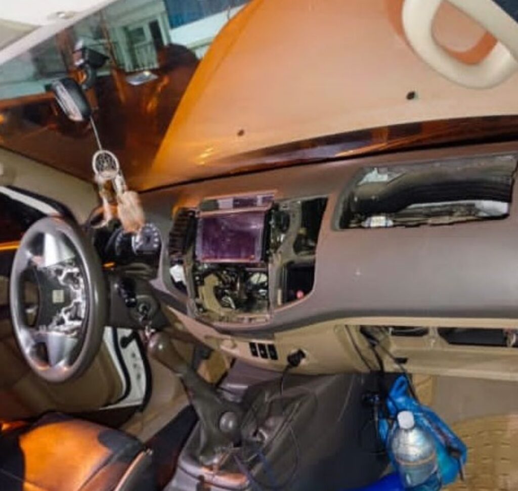 Roban accesorios de un automóvil.