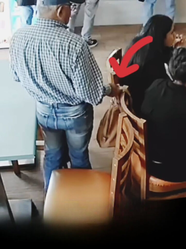 Hombre anciano ladrón.