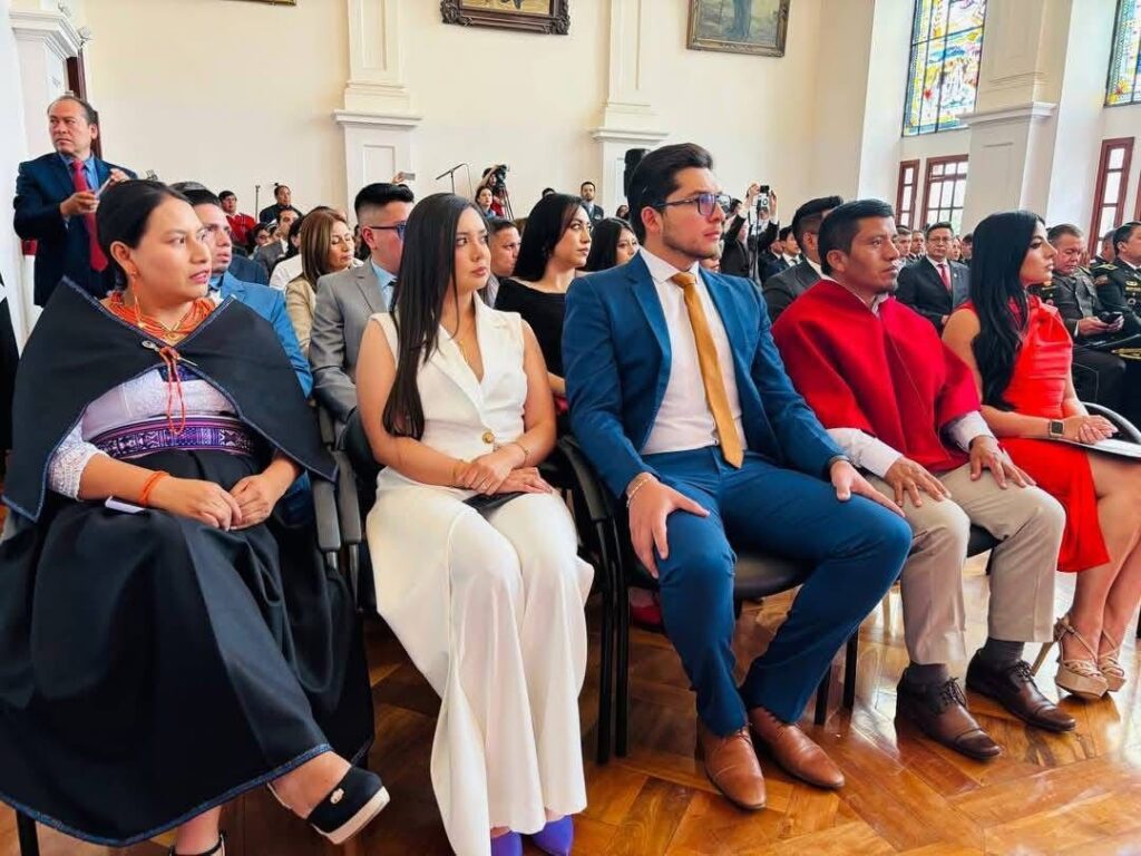 Entrega de credenciales a asambleístas por Tungurahua.