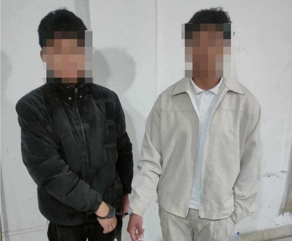 Jóvenes roban el celular a una mujer en Izamba.