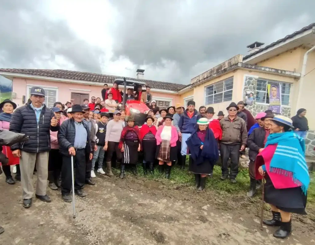 Agricultores de Balcachí en Riobamba reciben maquinaria