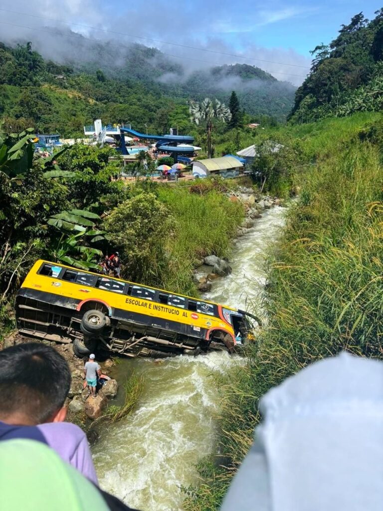 Hombre muere tras caída de bus escolar en Balsapamba