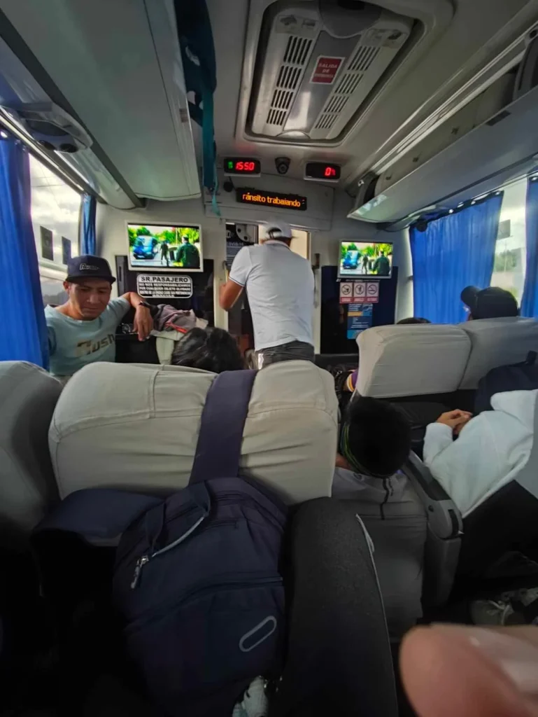 Pasajeros viajan sentados en el piso