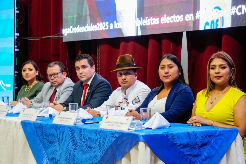 Entrega de credenciales a asambleístas electos de Bolívar