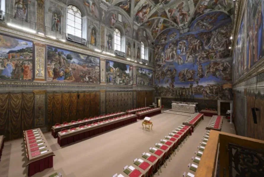 En la Capilla Sixtina los cardenales se reúnen para votar y escoger al nuevo papa.