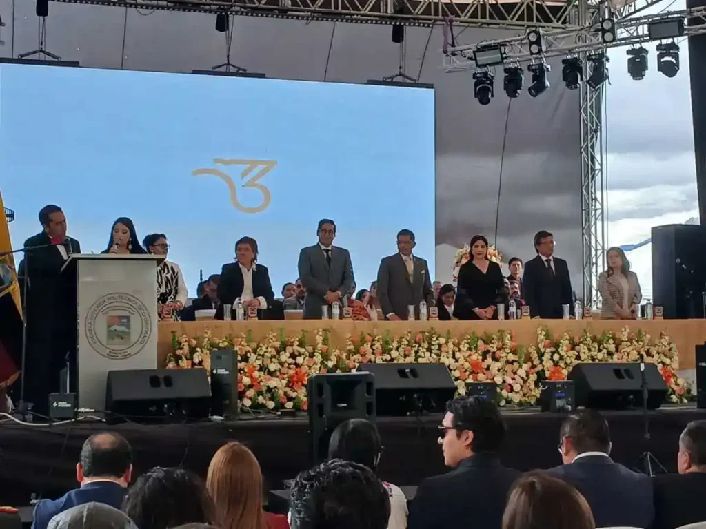 ESPOCH conmemoró 53 años de vida con sesión solemne