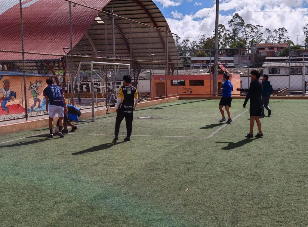 Urgente mantenimiento a la cancha sintética de Guanujo