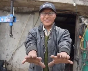Hombre con seis dedos demuestra habilidad mecánica