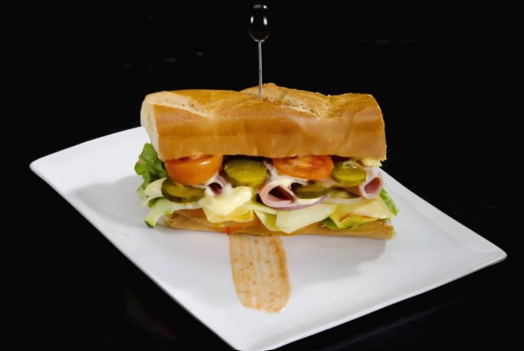 Torta Riobambeña con mortadela, queso, salsa pomodoro