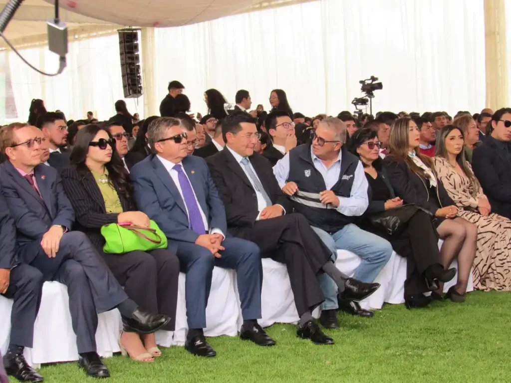 Las autoridades entre ellas el alcalde John Vinueza participaron en la sesión solemne de la Espoch.