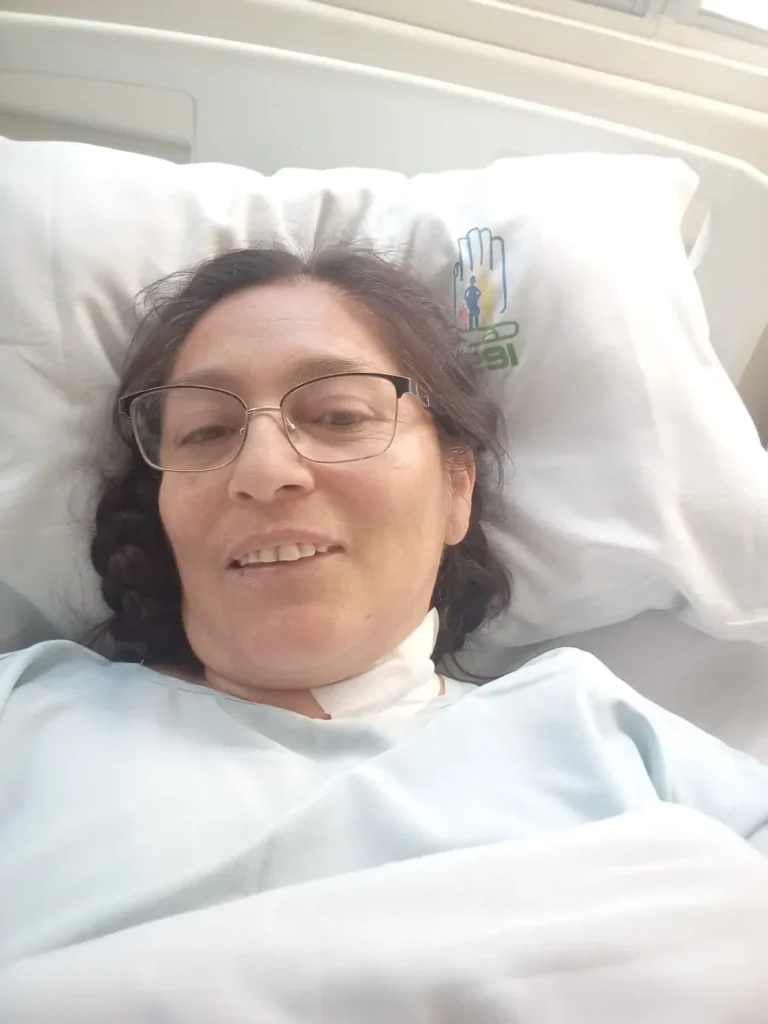 Mujer requiere ayuda para aliviar enfermedad en los huesos
