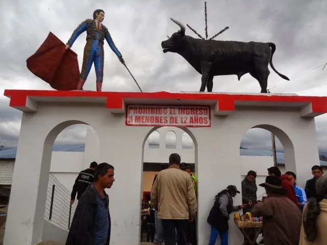 Dañan el monumento de la Plaza de Toros Luis de Mora Jarrín
