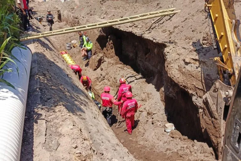 Familia de trabajadores fallecidos en obra piden indemnización
