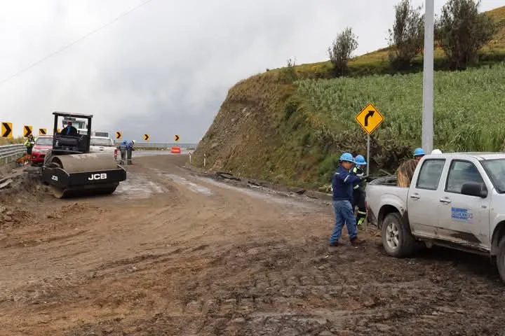Prefectura de Cotopaxi interviene en vía estratégica de Pujilí.