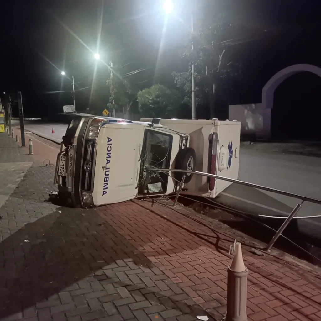 Una ambulancia se volcó en Penipe